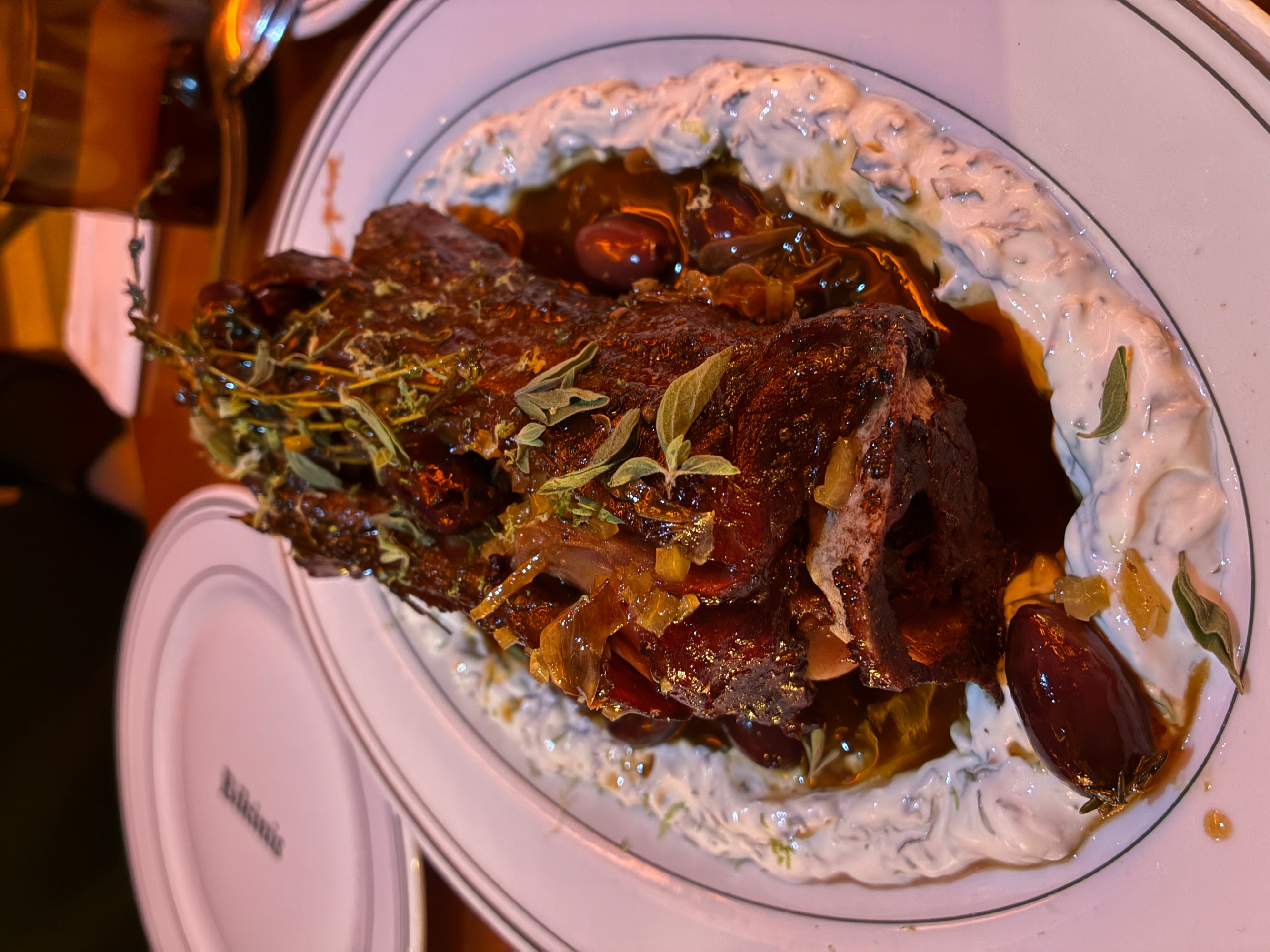 Mar y vino: una pareja imbatible en el restaurante que acerca el océano a Bogotá Un local que, de entrada, envuelve a sus clientes en una atmósfera cálida, íntima y elegante.