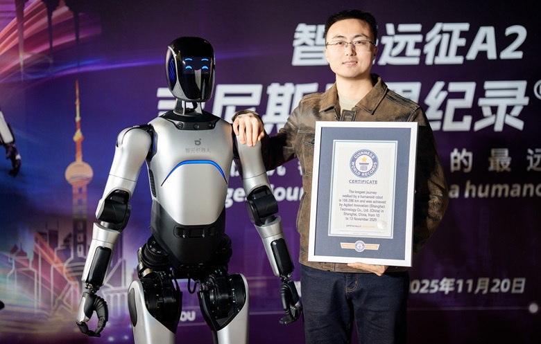 Él es el ‘rey del plástico’ que construyó un castillo de cuatro pisos con 40.000 botellas recicladas y batió un récord mundial en Panamá El robot AgiBot A2