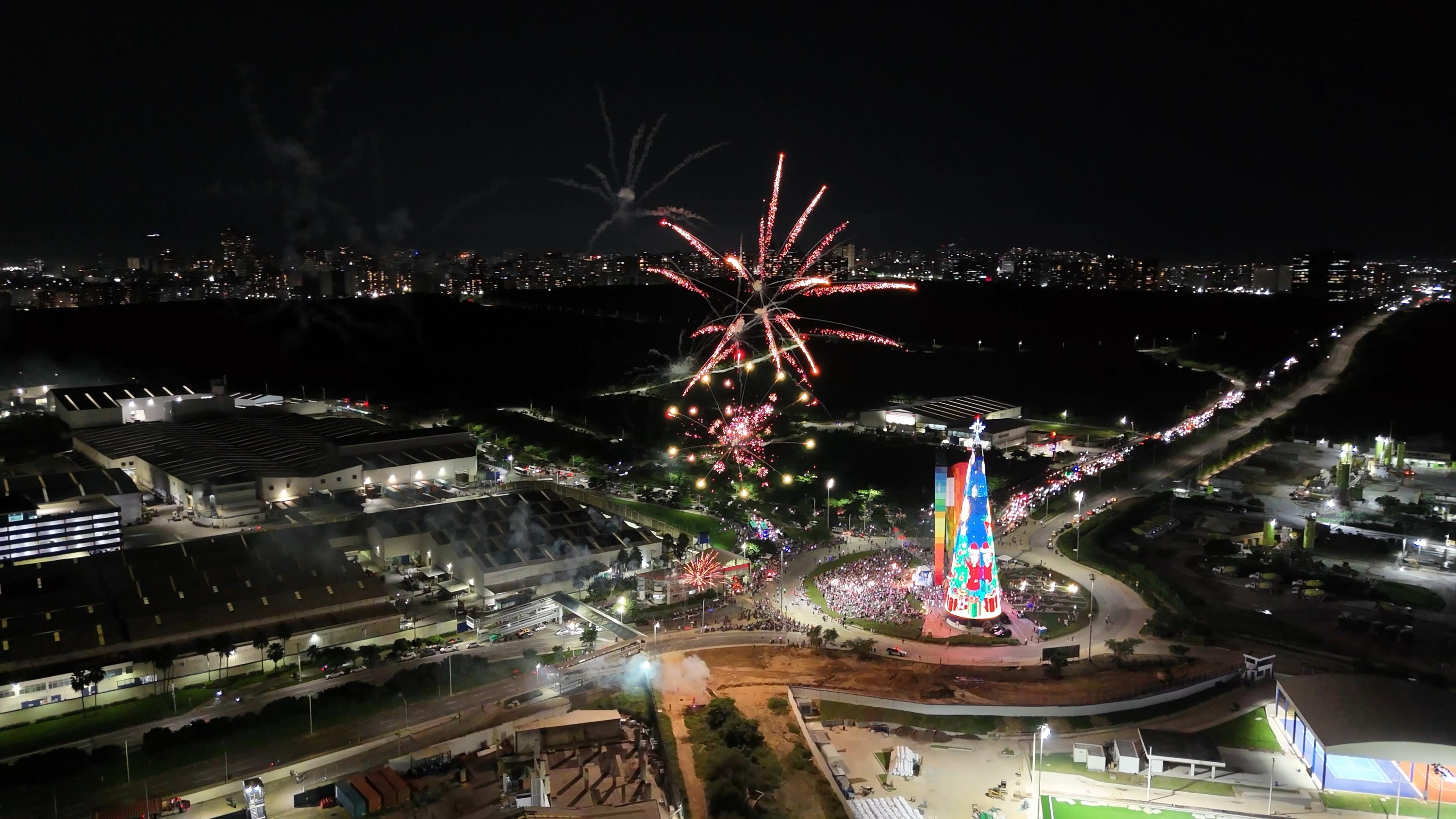 Cómo armar el árbol de Navidad para que quede perfecto: ¿primero las luces o los adornos? Tecnoglas