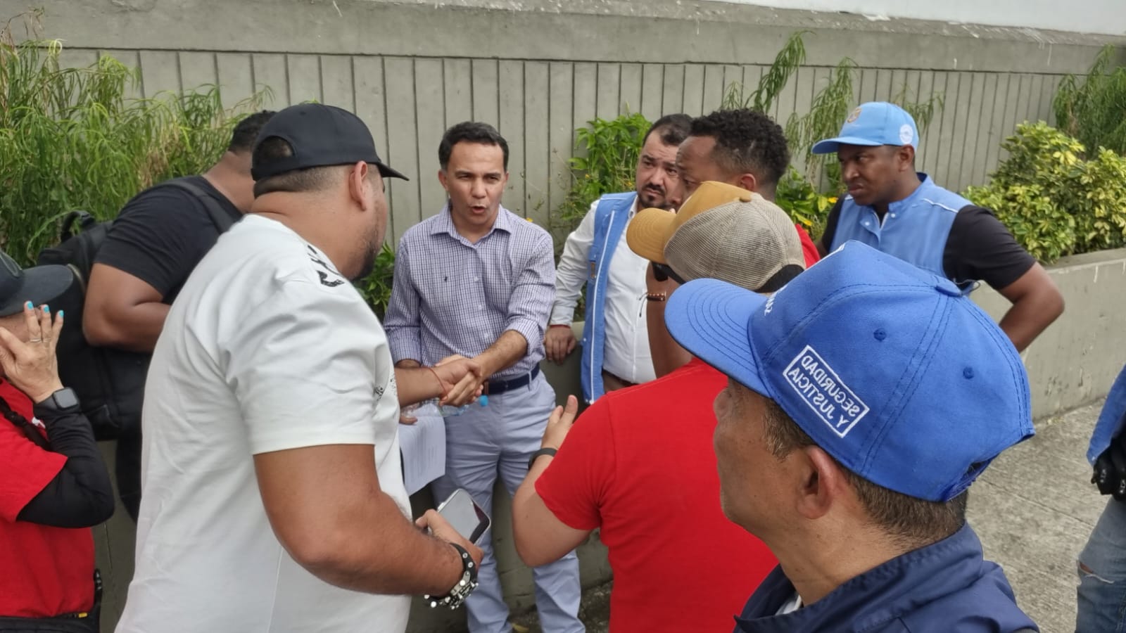 ¿Cuánto debe pagarle de prima a una empleada doméstica? Subsecretario de Inspección, Vigilancia y Control, Jorge Moreno, con manifestantes de bares.