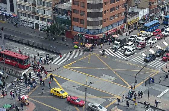 La multa de más de 600.000 pesos que podría recibir por ‘andar lento’ y entorpecer el tráfico en las ciudades Intersección vial en Bogotá