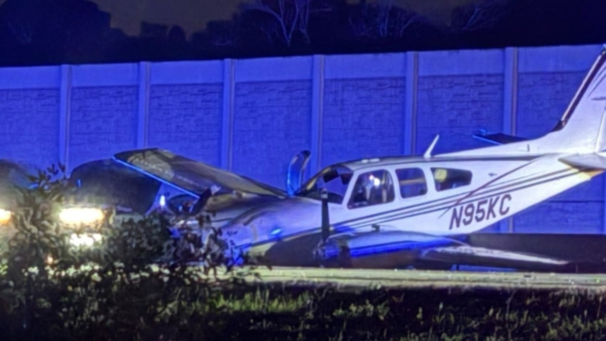 Impactante: una avioneta aterriza de emergencia en una autopista de Florida y colisiona con un carro Impactante: una avioneta aterriza de emergencia en una autopista de Florida y colisiona con un carro