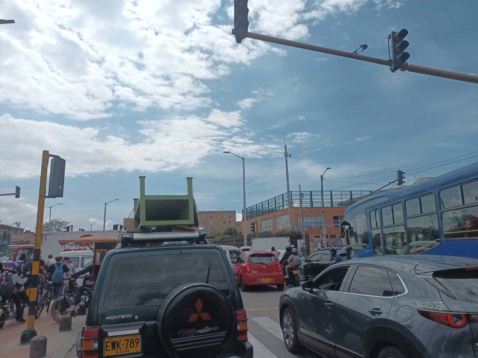 Una mujer fue encontrada muerta el día después de finalizar su divorcio con su exesposo: fue baleada dentro de su casa junto a sus hijos de 6 años Fallas semafóricas en Bogotá