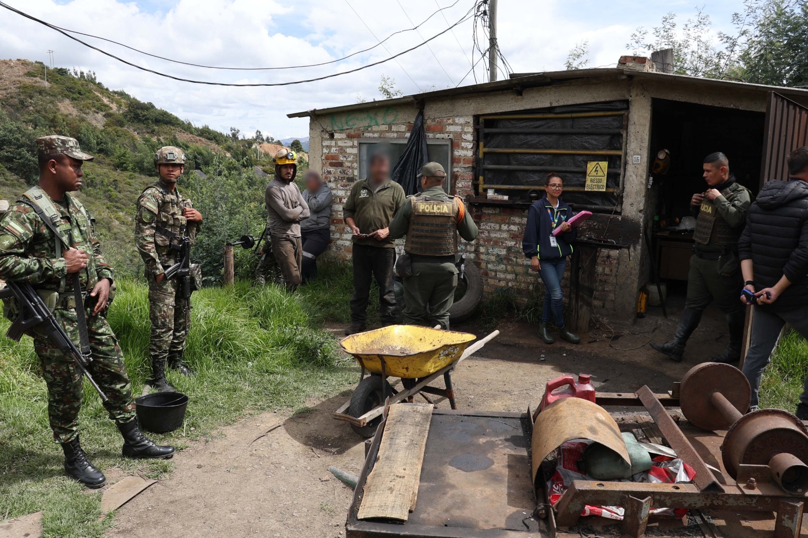 EL TIEMPO gana en reportería gráfica en los Premios Alfonso Bonilla Aragón 2025 Autoridades suspenden mina ilegal de carbón que invadía ronda hídrica en Cucunubá, Cundinamarca