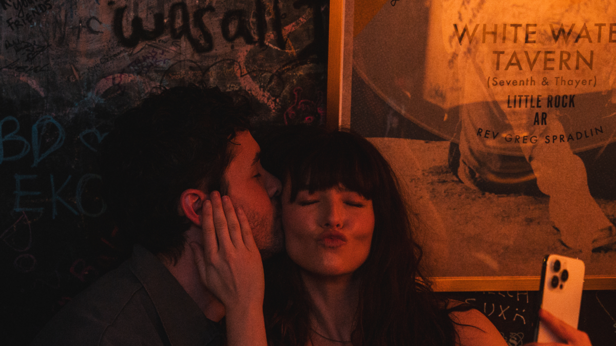'Beso de tres': la comedia romántica que redefine el amor moderno y llega a cines este diciembre 'Beso de tres': la comedia romántica que redefine el amor moderno y llega a cines este diciembre