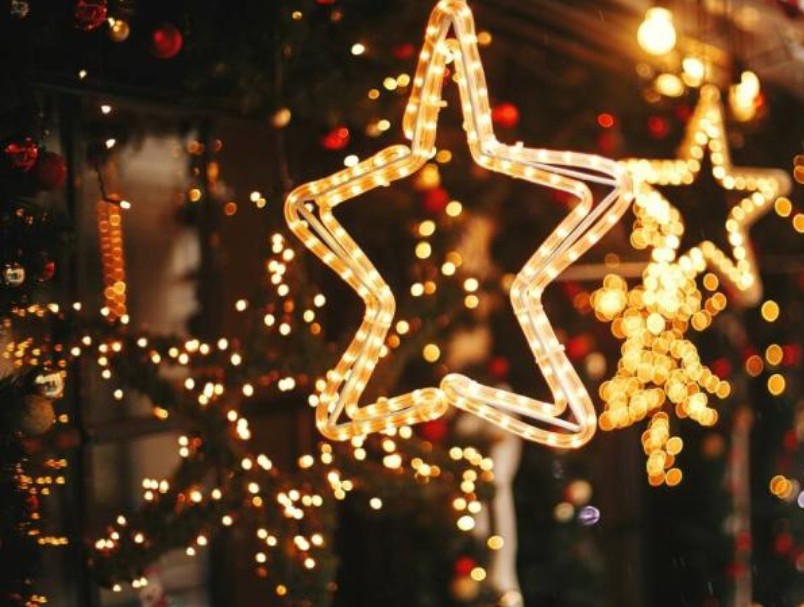 Ni el niño Dios ni papá Noel: en España los regalos los reparten un tronco con el nombre 'Tió de Nadal' alumbrado