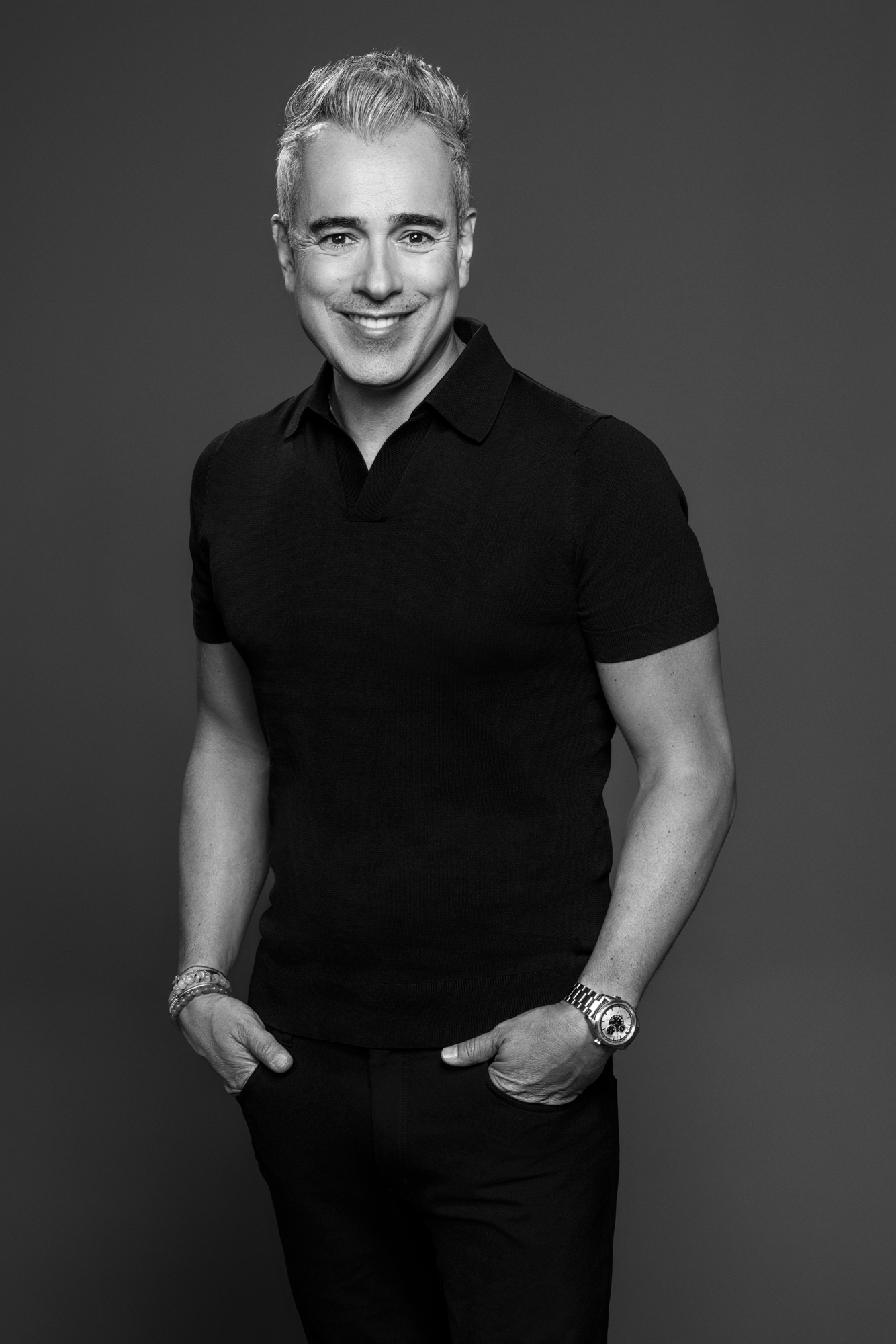 ¿Sin ideas para regalos en Navidad?: guía de narrativa latinoamericana y los mejores libros de 2025, según The New York Times El actor y escritor Jorge Enrique Abello presenta su novela 'Saturno tropical'.