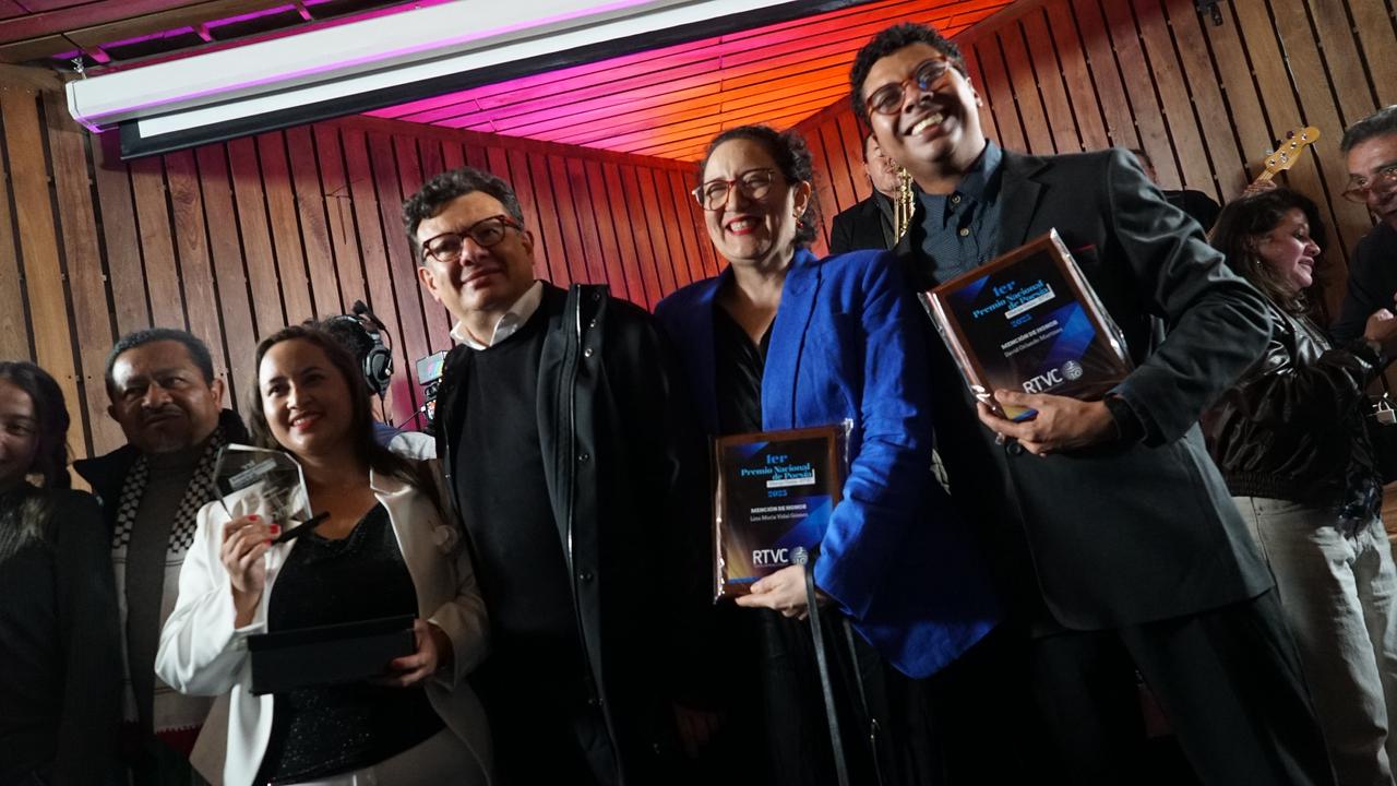 ¿Sin ideas para regalos en Navidad?: guía de narrativa latinoamericana y los mejores libros de 2025, según The New York Times Premio de poesía RTVC