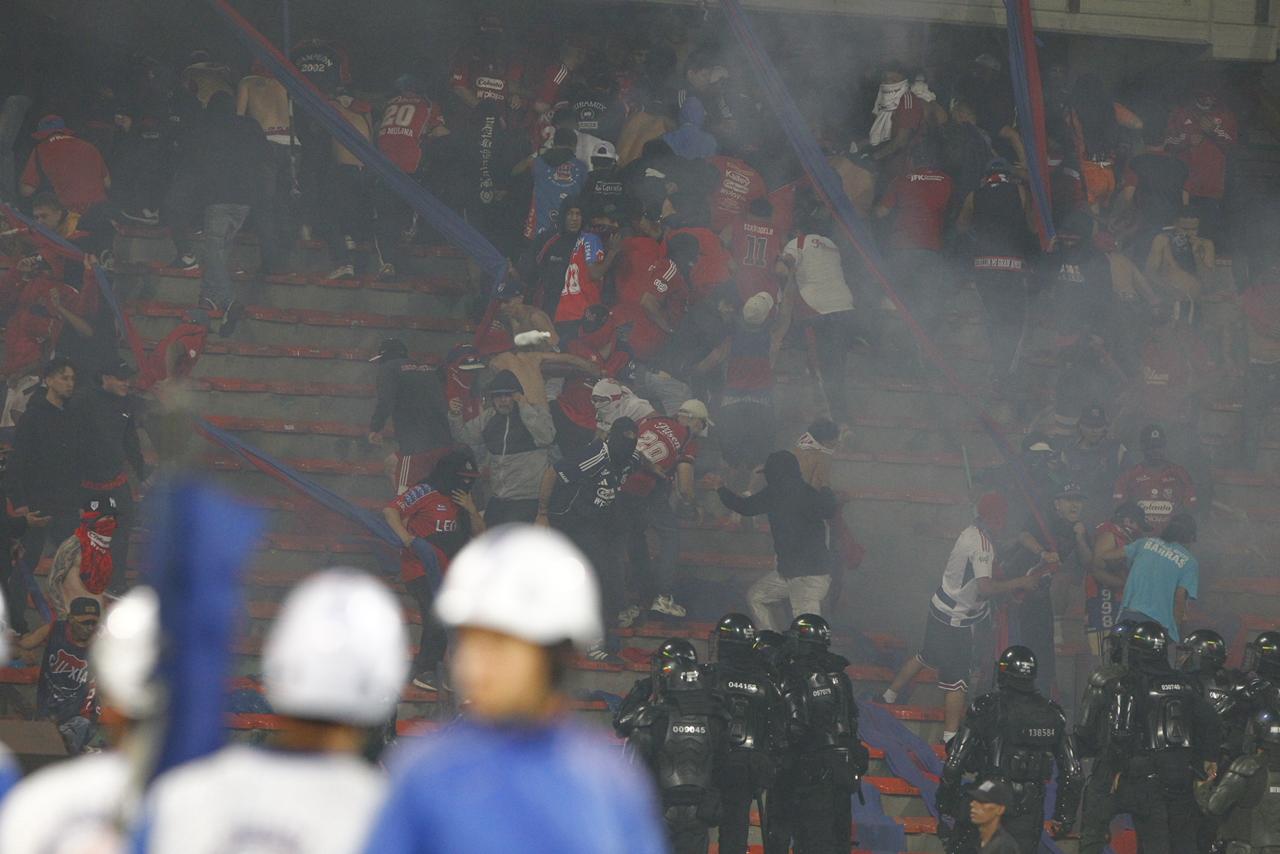 Fotos y videos de los desmanes en la final de la Copa Colombia entre Nacional y Medellín que dejaron más de 50 heridos: hinchas invadieron la cancha Desmanes en el Atanasio Girardot