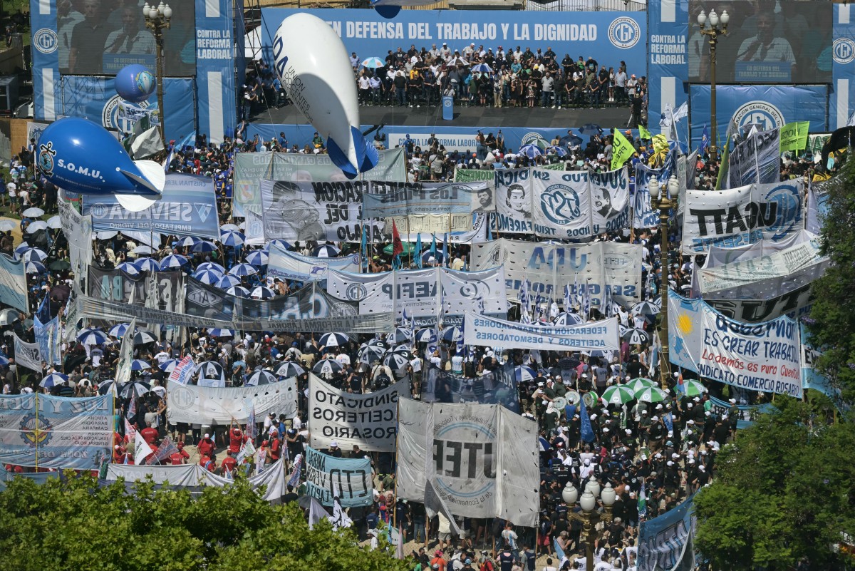 Elon Musk y Nayib Bukele firman acuerdo para Grok de clases en El Salvador: educación con inteligencia artificial Protestas en Argentina contra la reforma laboral