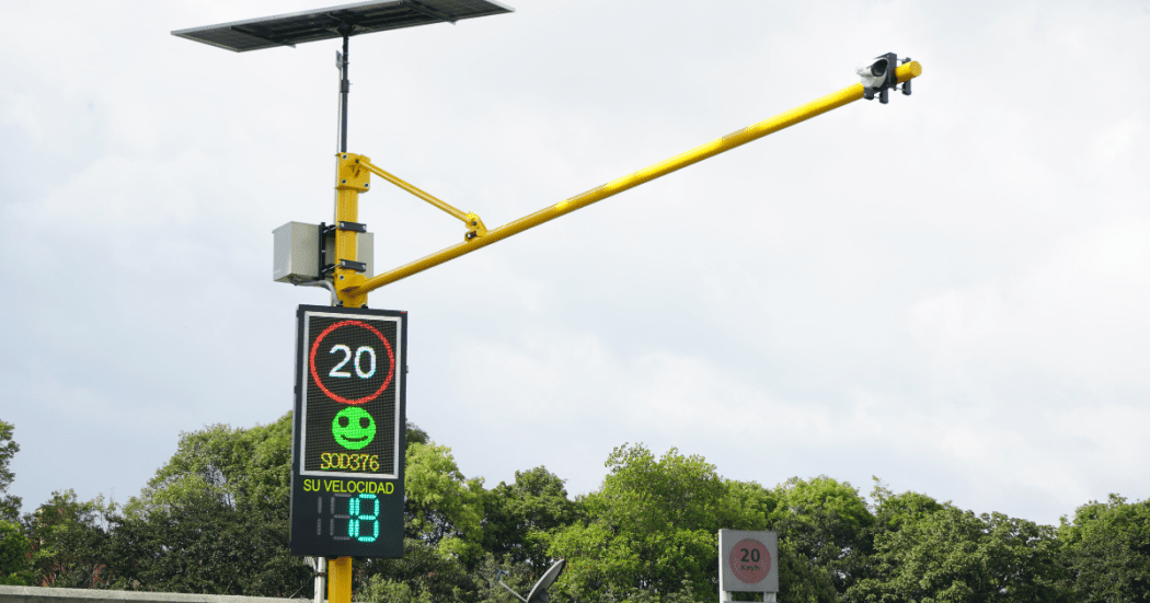 Concejo de Bogotá condecoró a la vendedora informal que se enfrentó a encapuchados: 'La valentía salió desde el fondo de mi corazón' bogotaa