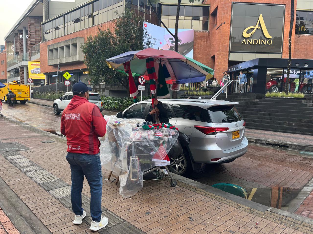 Concejo de Bogotá condecoró a la vendedora informal que se enfrentó a encapuchados: 'La valentía salió desde el fondo de mi corazón' Trabajadora informal retirada de la zona T en Bogotá