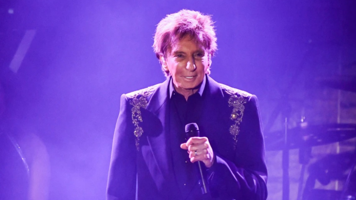 La única calle del mundo en la que las casas están a centímetros de una vía por la que pasa un tren Barry Manilow
