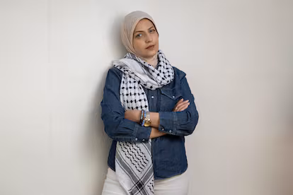 Palestinian reporter Youmna El Sayed: ‘My family told me I had to choose between being a journalist or a mother’ Youmna El Sayed, periodista palestina