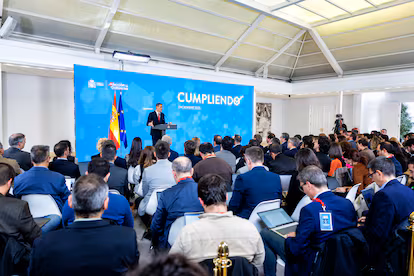 Sánchez se mueve para seguir: pacta una cita con Junqueras, anuncia un abono único y descarta tocar el Gobierno Sánchez se mueve para seguir: pacta una cita con Junqueras, anuncia un abono único y descarta tocar el Gobierno