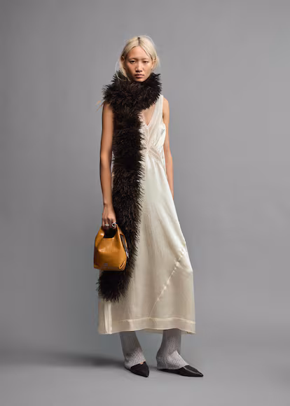 Del pantalón ‘harem’ a la boa de piel: las tendencias más apetecibles para un ‘look’ de Nochevieja Del pantalón ‘harem’ a la boa de piel: las tendencias más apetecibles para un ‘look’ de Nochevieja