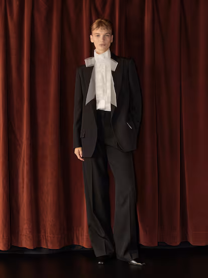 Del pantalón ‘harem’ a la boa de piel: las tendencias más apetecibles para un ‘look’ de Nochevieja Del pantalón ‘harem’ a la boa de piel: las tendencias más apetecibles para un ‘look’ de Nochevieja