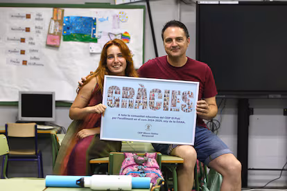 De la reinserción social a la dana, la IA o la cultura urbana: estas son algunas de las historias educativas más relevantes de 2025 Nerea González, profesora voluntaria, y Ricardo Lorente, director del CEIP Blasco Ibáñez, en Beniparrell (Valencia).