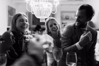 I’ve been a wedding photographer and these are the mistakes I’m not going to make at mine El momento en el que la novia y dos amigos brindan con Hugo y Vega.