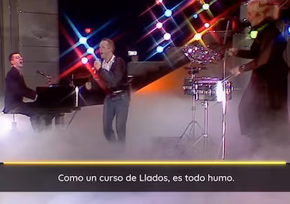 ‘Cachitos Nochevieja’ celebra los primeros 2000 con el canto del cisne de Sonia y Selena y una nueva ristra de rótulos irónicos ‘Cachitos Nochevieja’ celebra los primeros 2000 con el canto del cisne de Sonia y Selena y una nueva ristra de rótulos irónicos