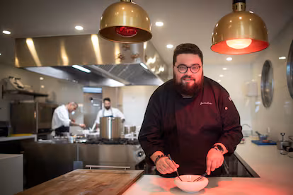 Qué comen los cocineros en Navidad: de la pularda de Joan Roca al capón de Elena Arzak, pasando por el caviar de los hermanos Adrià Qué comen los cocineros en Navidad: de la pularda de Joan Roca al capón de Elena Arzak, pasando por el caviar de los hermanos Adrià