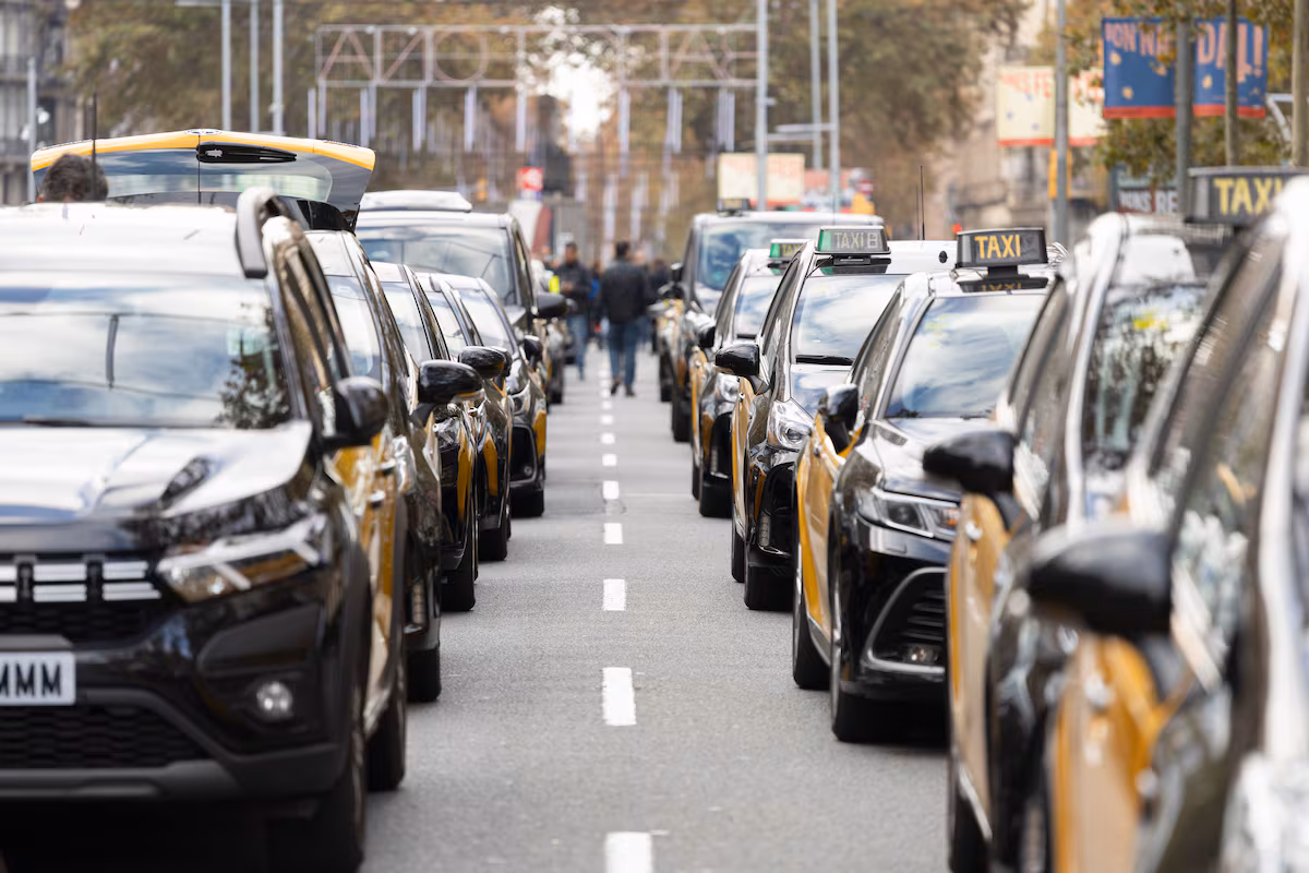 ATA pide a la Comisión Europea que castigue a España por no eximir de IVA a los autónomos que facturan menos de 85.000 euros EL PAÍS