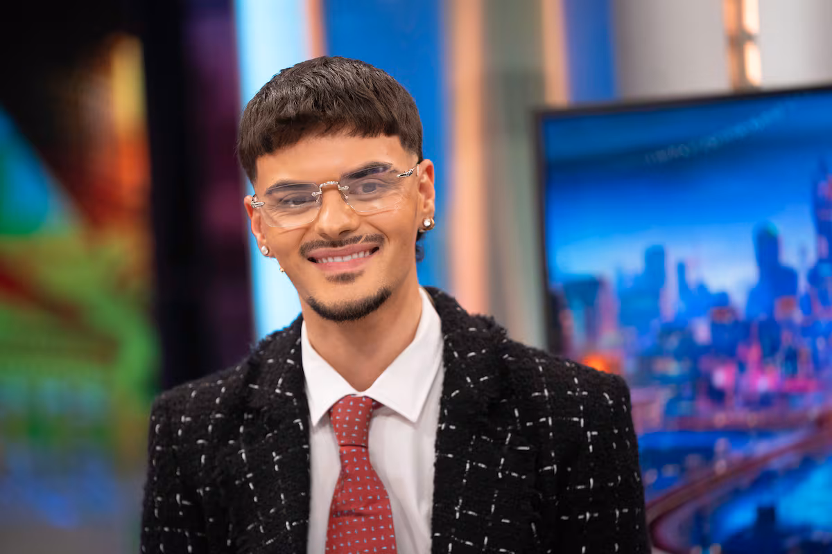 Abraham Mateo cuenta cómo le hacían la vida imposible en el colegio: “Me pusieron seguridad dentro del centro” EL PAÍS