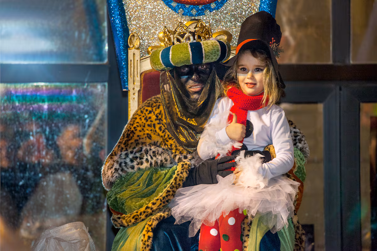 Abrazar a desconocidos, tampoco en Navidad: ¿el consentimiento choca con las tradiciones para niños? EL PAÍS