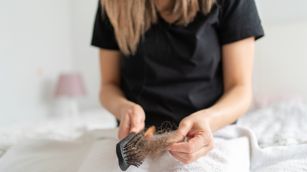 Aceite de romero para el crecimiento del cabello: lo que la evidencia científica ha comprobado y lo que es mito Aceite de romero para el crecimiento del cabello: lo que la evidencia científica ha comprobado y lo que es mito