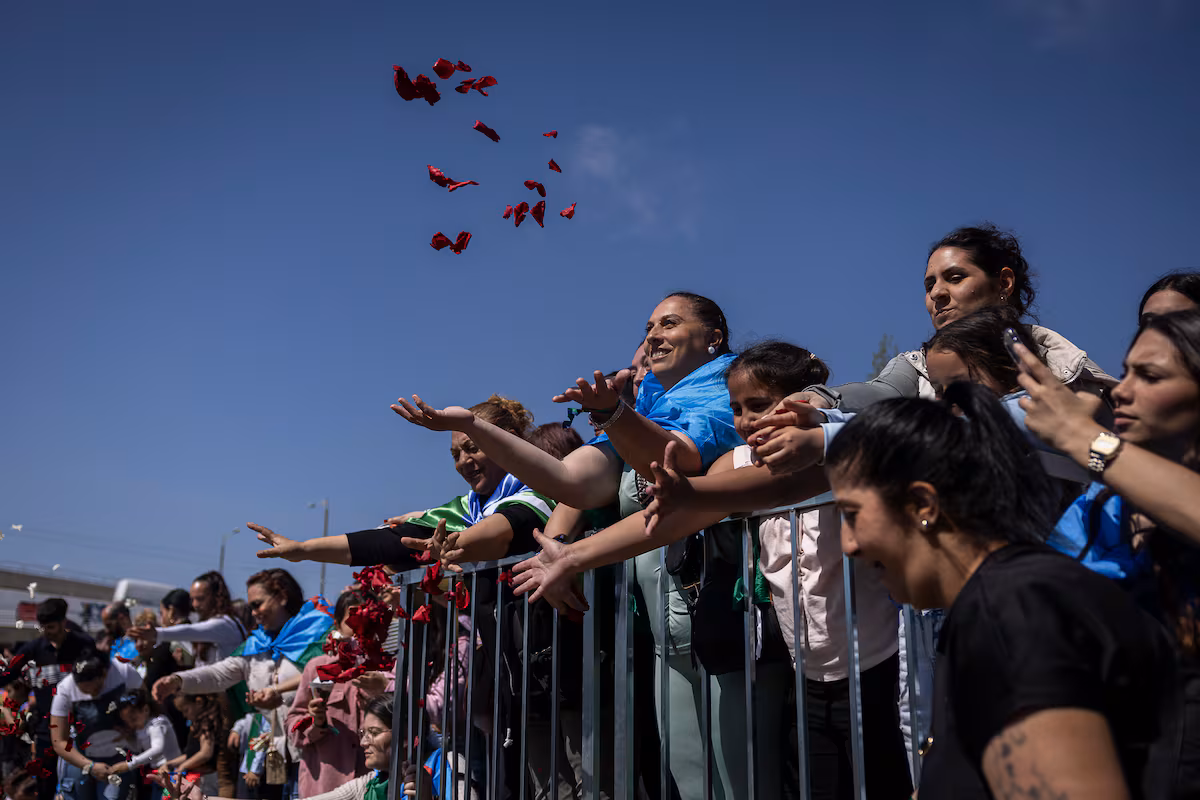 “Ah, ¿pero tú eres gitano?”: una de cada tres personas en España siente poca o ninguna simpatía hacia este colectivo EL PAÍS