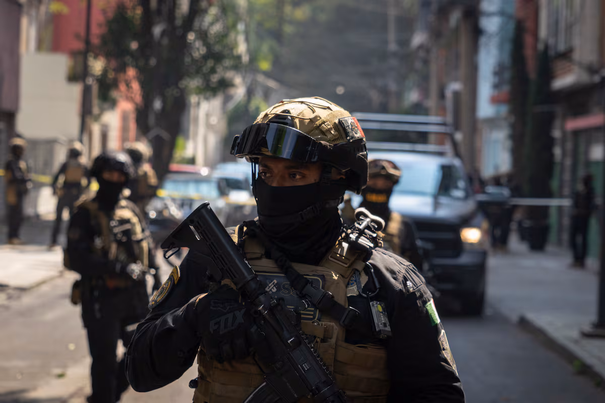 Al menos seis detenidos tras una balacera en el centro de Ciudad de México que deja un policía herido EL PAÍS