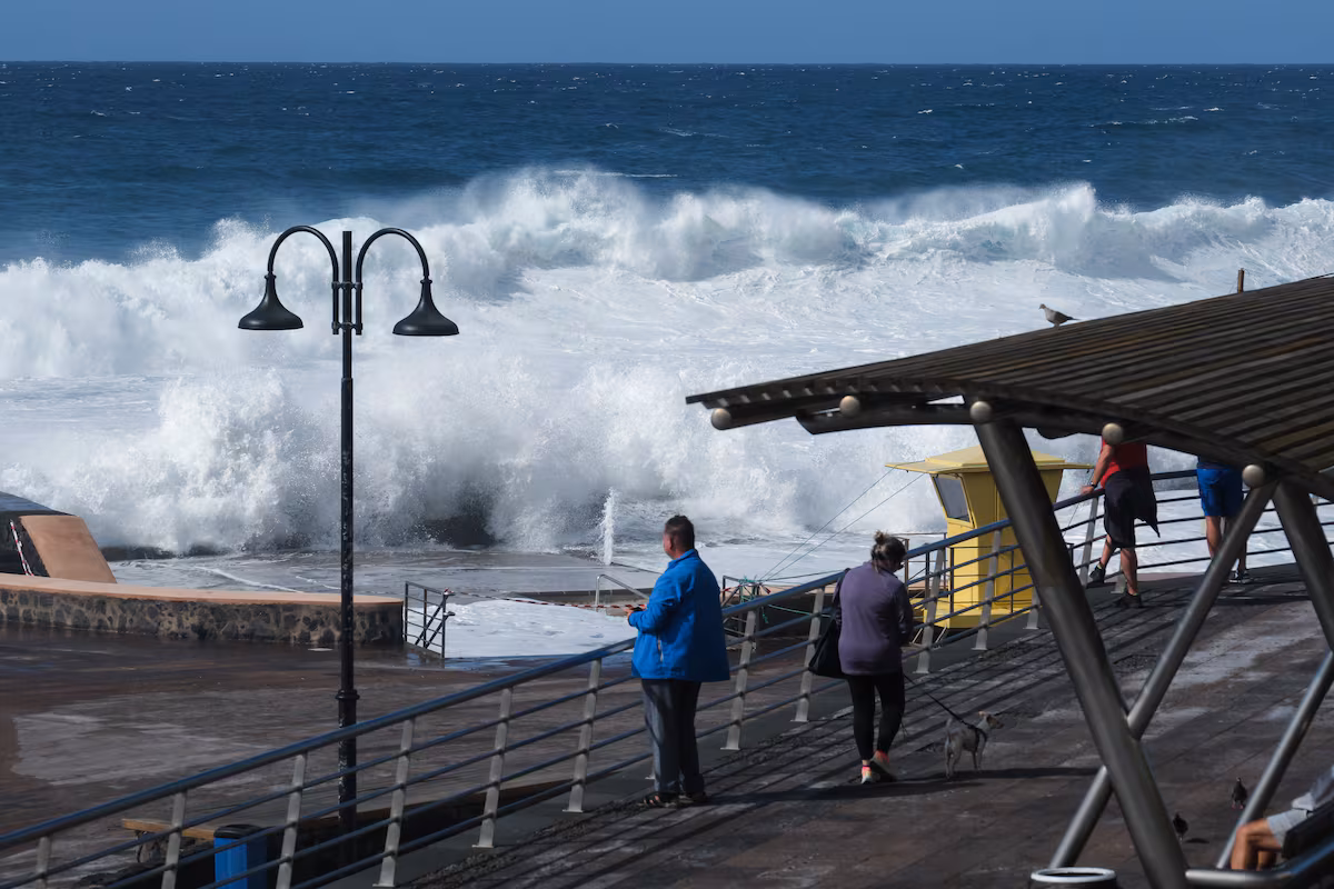 Al menos tres muertos y una persona desaparecida por un golpe de mar en Tenerife EL PAÍS