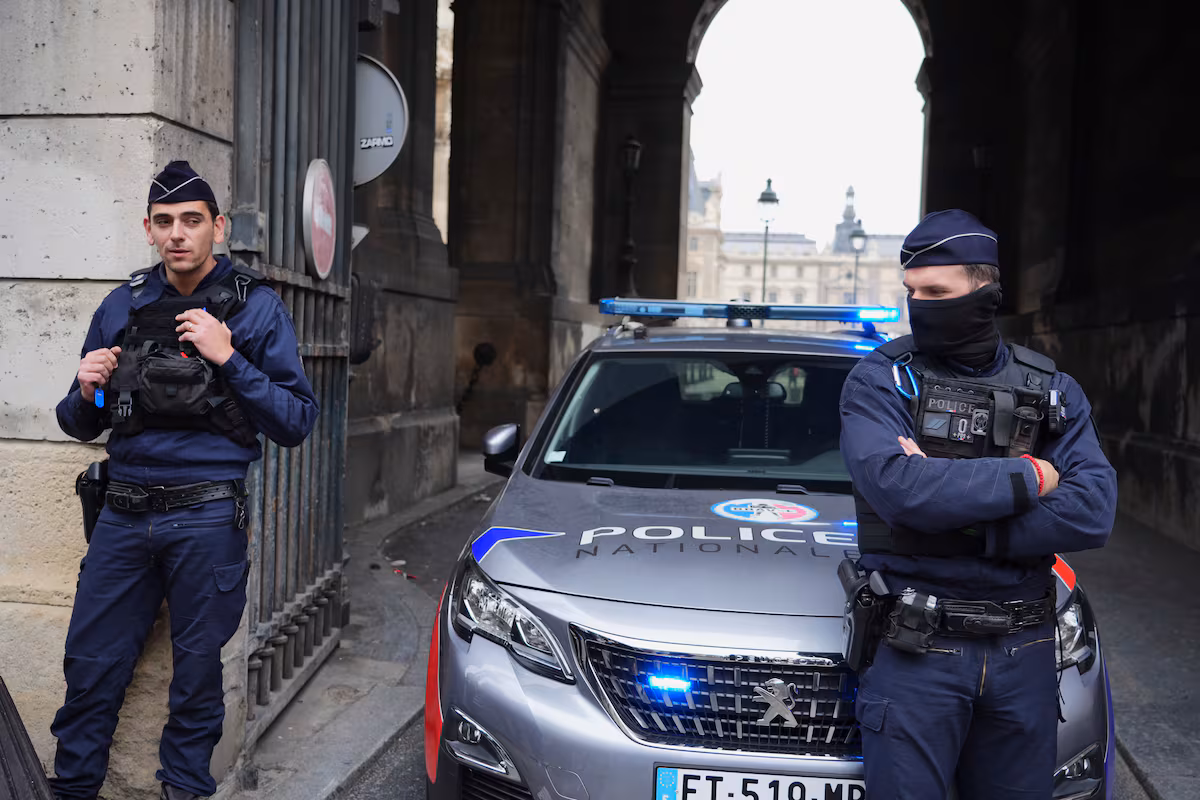 Al menos tres mujeres heridas tras ser atacadas por un hombre con un cuchillo en el metro de París EL PAÍS