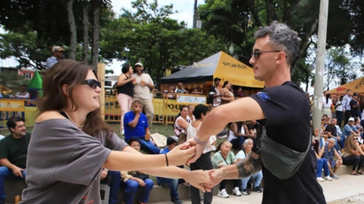 Al ritmo de la salsa, australiano encendió la fiesta en el concierto ‘Feria al Obrero: Calle de la Salsa’ en Cali Al ritmo de la salsa, australiano encendió la fiesta en el concierto ‘Feria al Obrero: Calle de la Salsa’ en Cali