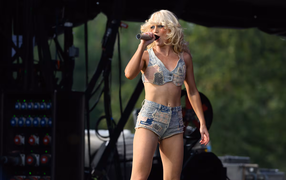 Amy Taylor, cantante de ‘Amyl & The Sniffers’: de vender frutos secos a telonear a AC/DC EL PAÍS
