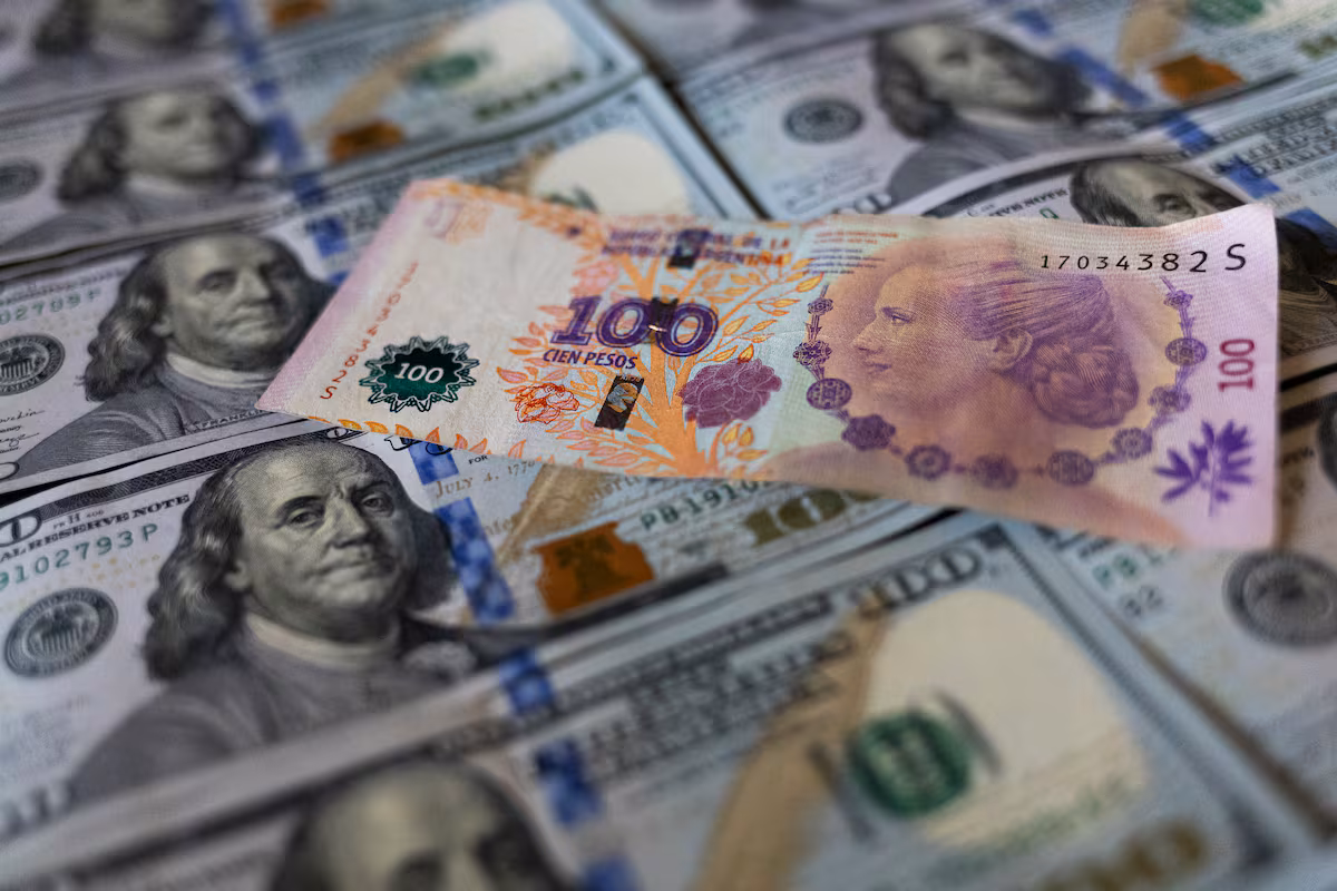 Argentina coloca 1.000 millones de dólares de deuda en su regreso a los mercados en moneda extranjera EL PAÍS