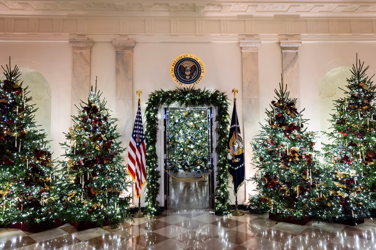 Así se ha decorado la primera Navidad de los Trump en su regreso a la Casa Blanca: retratos de Lego, una casita de jengibre y miles de mariposas EL PAÍS