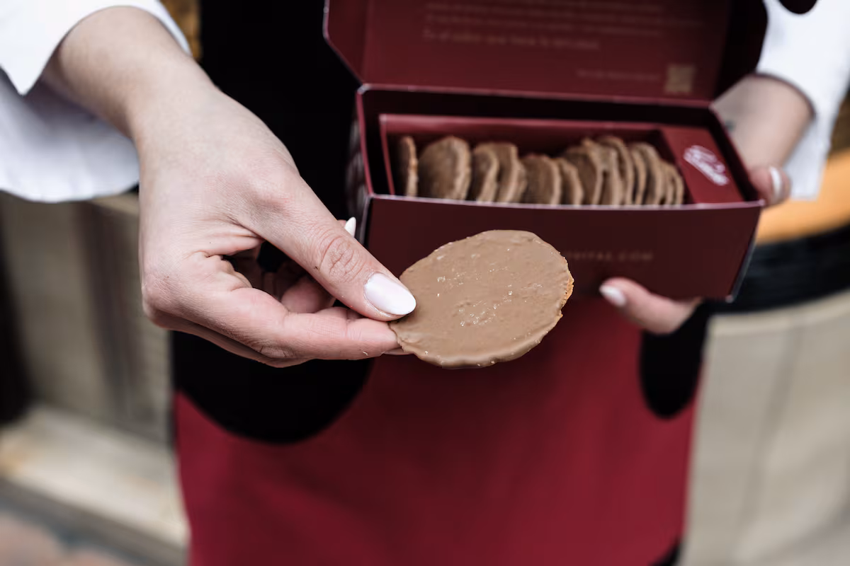 Así se hacen las moscovitas: las galletas de chocolate y almendra de Oviedo que conquistan el mundo (y la cesta de Navidad de Inditex) EL PAÍS