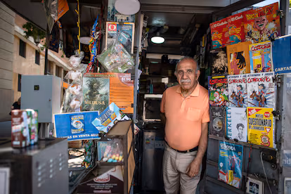 La Moneda, el palacio “poco versallesco” en el que Kast quiere vivir Don Julio en su quiosco familiar en la esquina de Morando con la Alameda, el 19 de diciembre.