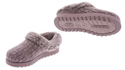 La comodidad hecha zapatillas de estar por casa: Skechers tiene el modelo más calentito del invierno Estas zapatillas de estar por casa Skechers para mujer son perfectas para invierno.