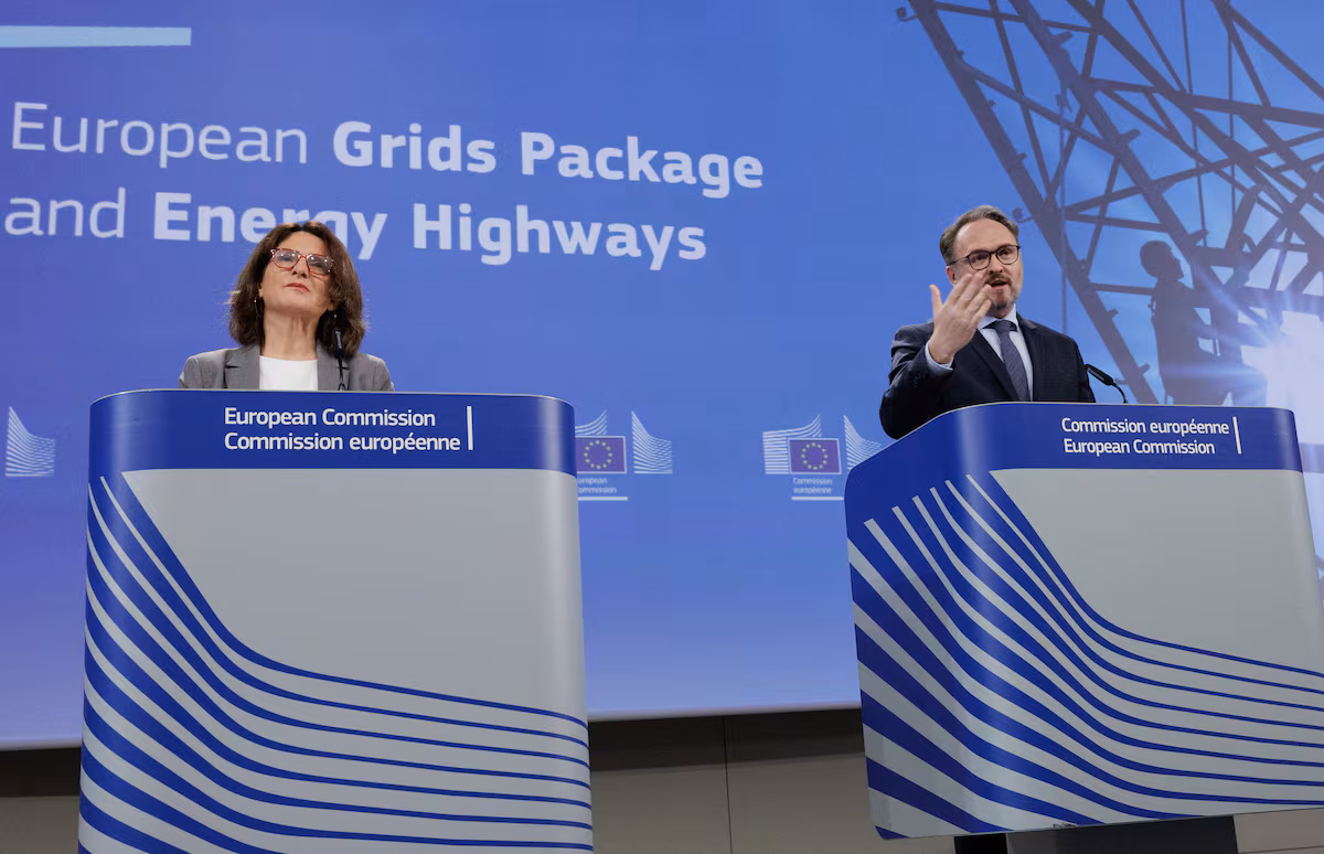 Bruselas busca impulsar dos “autopistas energéticas” para acelerar la interconexión de España con Europa EL PAÍS