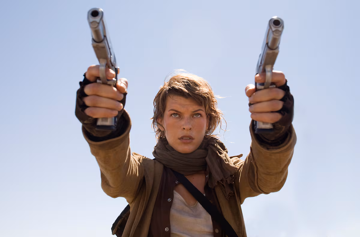 Casada a los 16, supermodelo y heroína de acción: los increíbles 50 años de Milla Jovovich EL PAÍS