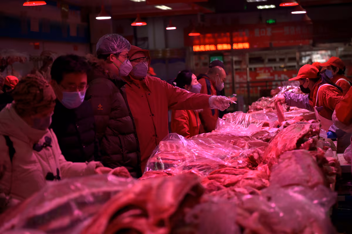 China golpea con aranceles de hasta el 19,8% al cerdo europeo en represalia por las tasas de la UE al coche eléctrico pero excluye al jamón ibérico EL PAÍS