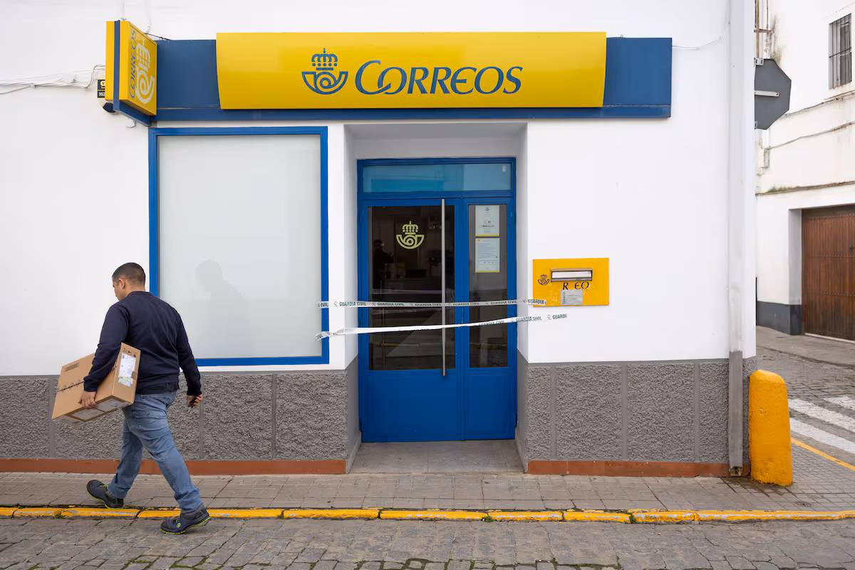 Correos sube un 7,9% los sellos nacionales y un 5,5% los paquetes para 2026 EL PAÍS