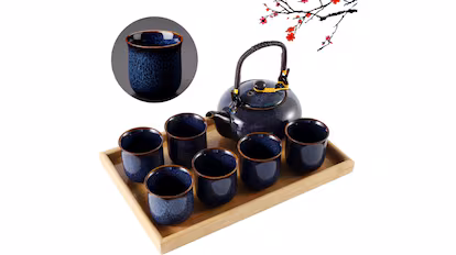 La lista definitiva de regalos de Navidad para las abuelas: 20 ideas para sorprenderlas y hacerlas sonreír Este juego de té destaca por la calidad de sus acabados.