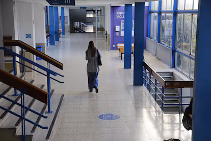 La universidad madrileña se vacía en el primer día de huelga contra las políticas de Ayuso: “El seguimiento es masivo” La universidad madrileña se vacía en el primer día de huelga contra las políticas de Ayuso: “El seguimiento es masivo”