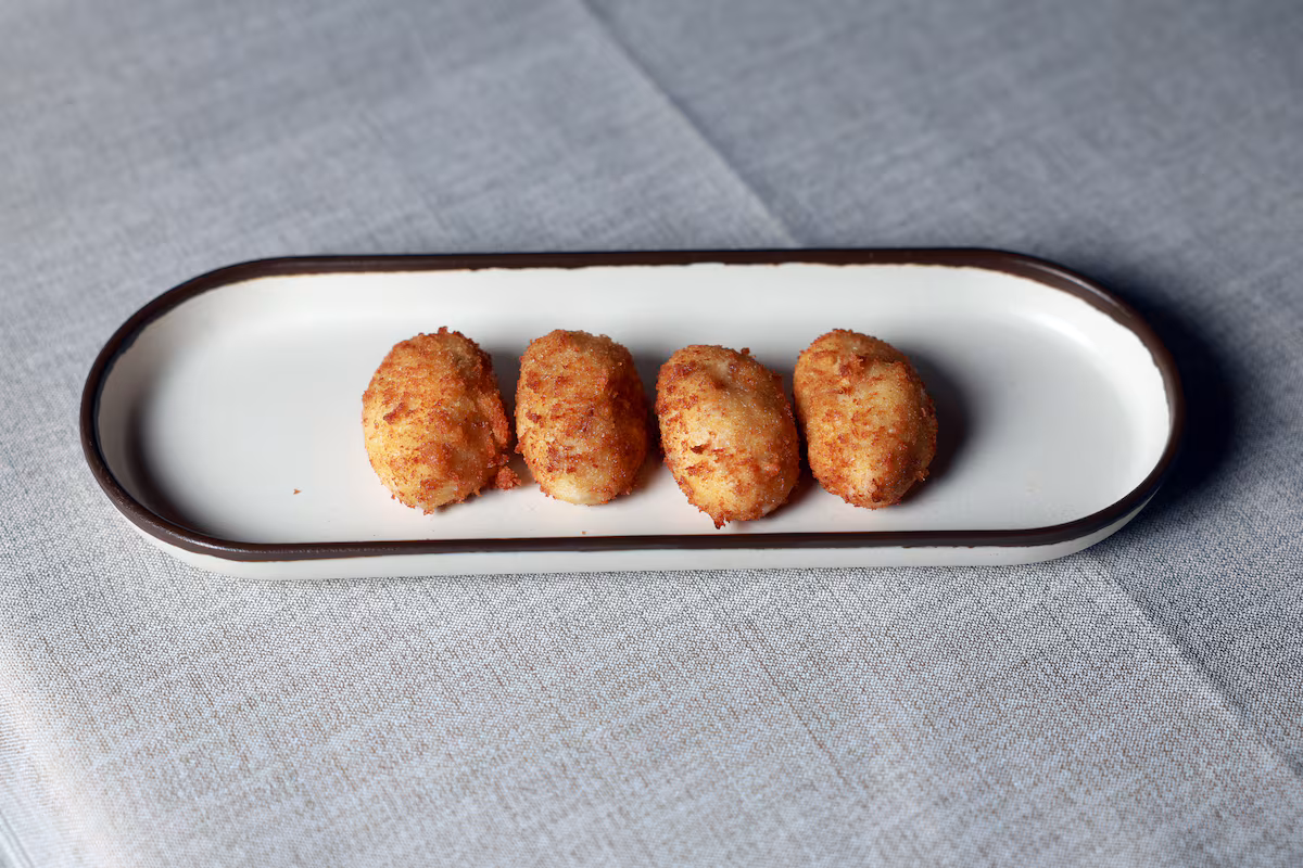 De Albacete a Madrid: abre La Bechamel, con cocina de cuchara y una de las mejores croquetas de España (3,50 euros la unidad) EL PAÍS