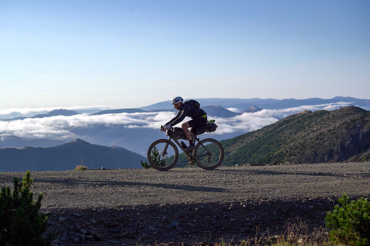 De Vitoria a Vitoria en bici: un viaje de casi 900 kilómetros y conversaciones entre paisajes inolvidables EL PAÍS