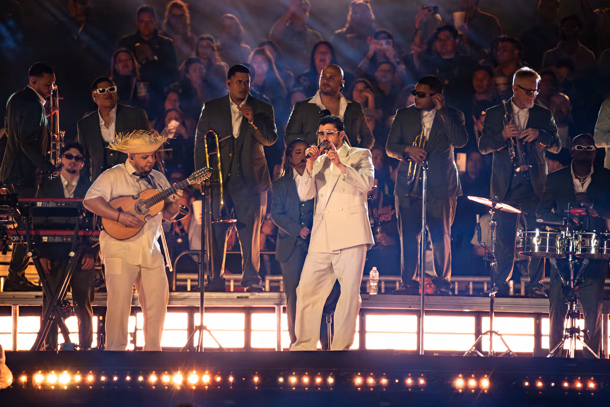 De la reconciliación con J Balvin a los lapsus de Julieta Venegas: las colaboraciones en los conciertos de Bad Bunny marcan sus presentaciones en México EL PAÍS