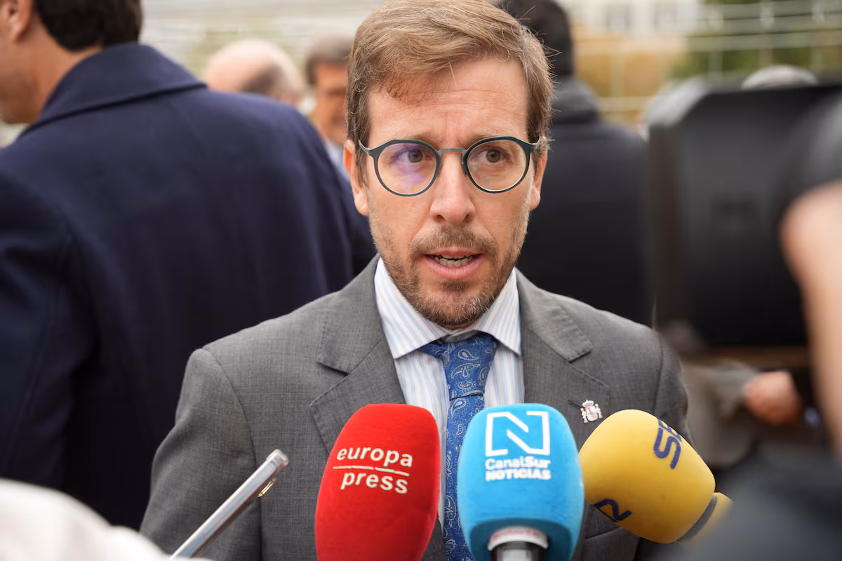 Detenidos dos menores que quemaron el pelo a una persona sin hogar en Benacazón (Sevilla) y difundieron la agresión en redes EL PAÍS